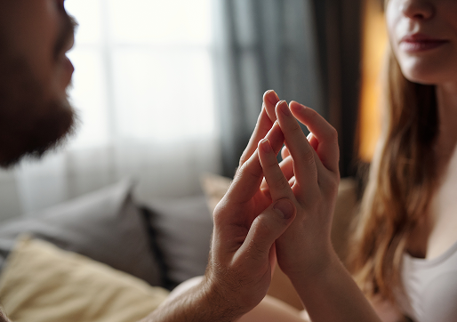 Deux personnes se touchant la main